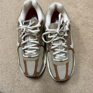 Nike Vomero 5 Khaki/Fire Red/Sail/ Phantom W8.0